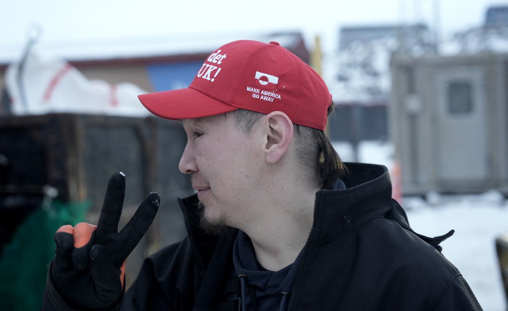 «Make America Go Away»: Ξεπούλησε το σατιρικό κόκκινο καπέλο που χλευάζει το σύνθημα του Τραμπ