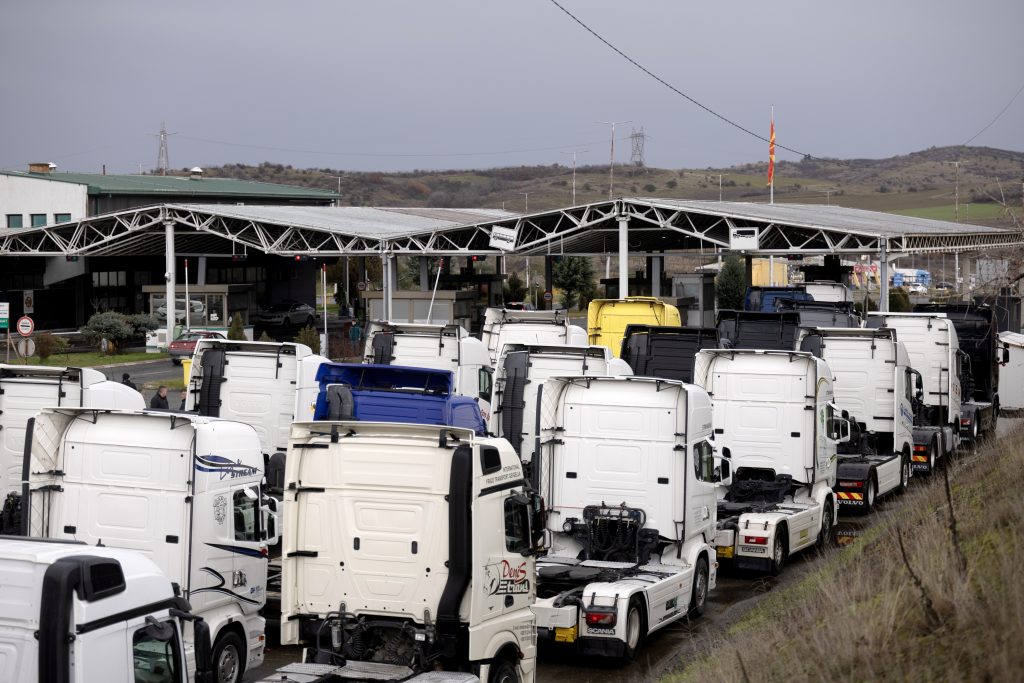 B. Μακεδονία: Συνεχίζεται ο αποκλεισμός συνόρων από οδηγούς φορτηγών χωρών των Δυτικών Βαλκανίων