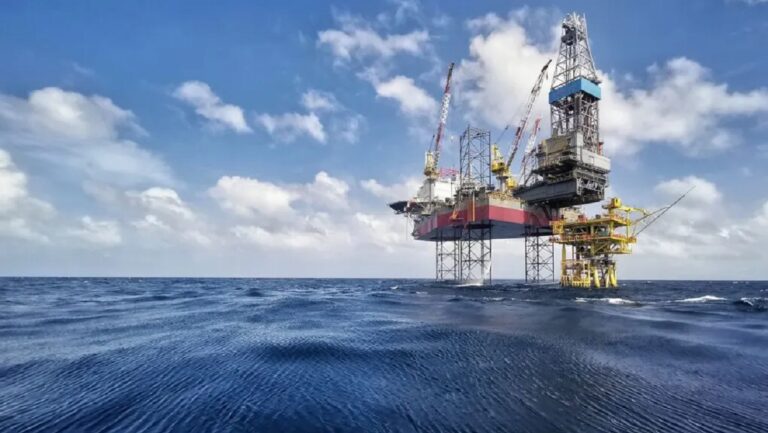 Το Ιράν επιτίθεται σε εμπορικά πλοία και προειδοποιεί: «Ετοιμαστείτε για πετρέλαιο στα 200 δολάρια το βαρέλι»