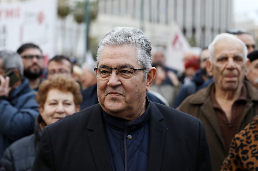 Στο Σύνταγμα διανυκτερεύουν οι αγρότες με τα τρακτέρ – Διαμηνύουν ότι ο «αγώνας θα συνεχιστεί»