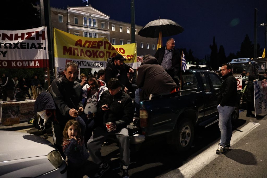 Στο Σύνταγμα διανυκτερεύουν οι αγρότες με τα τρακτέρ – Διαμηνύουν ότι ο «αγώνας θα συνεχιστεί»