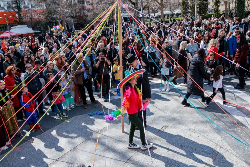 Ξέφρενοι ρυθμοί στις καρναβαλικές εκδηλώσεις σε όλη την χώρα – Oι ποδαράτοι της Πάτρας, οι Τζαμάλες των Ιωαννίνων και άλλα έθιμα