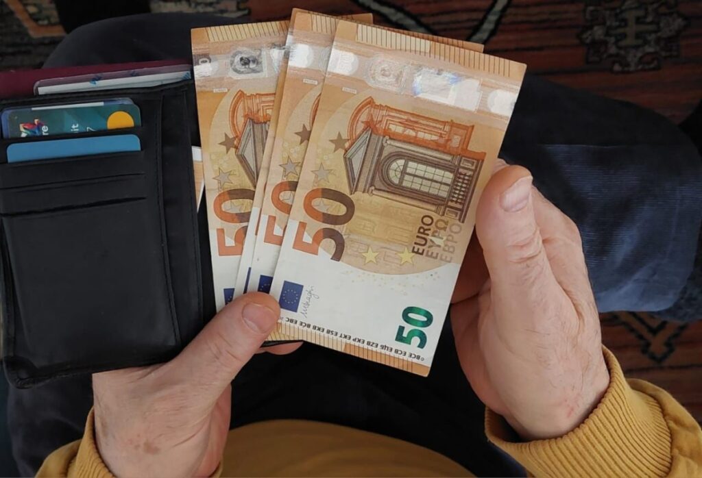 Επίδομα 300 ευρώ: Ποιοι και πότε θα το λάβουν – Όλες οι αλλαγές σε σχέση με πέρυσι