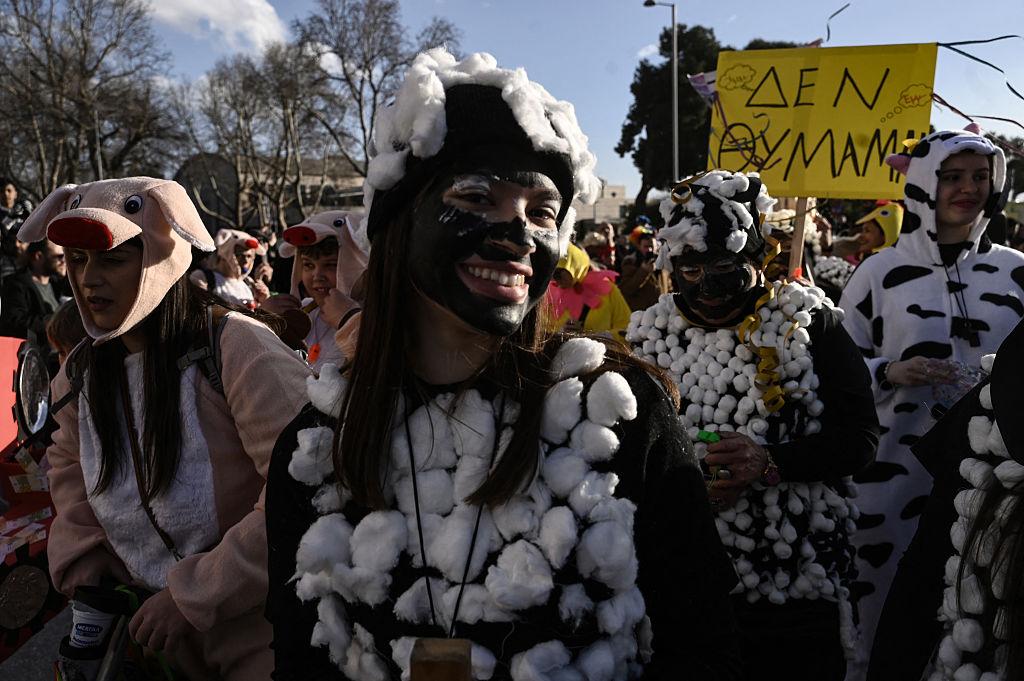 Ξέφρενοι ρυθμοί στις καρναβαλικές εκδηλώσεις σε όλη την χώρα – Oι ποδαράτοι της Πάτρας, οι Τζαμάλες των Ιωαννίνων και άλλα έθιμα
