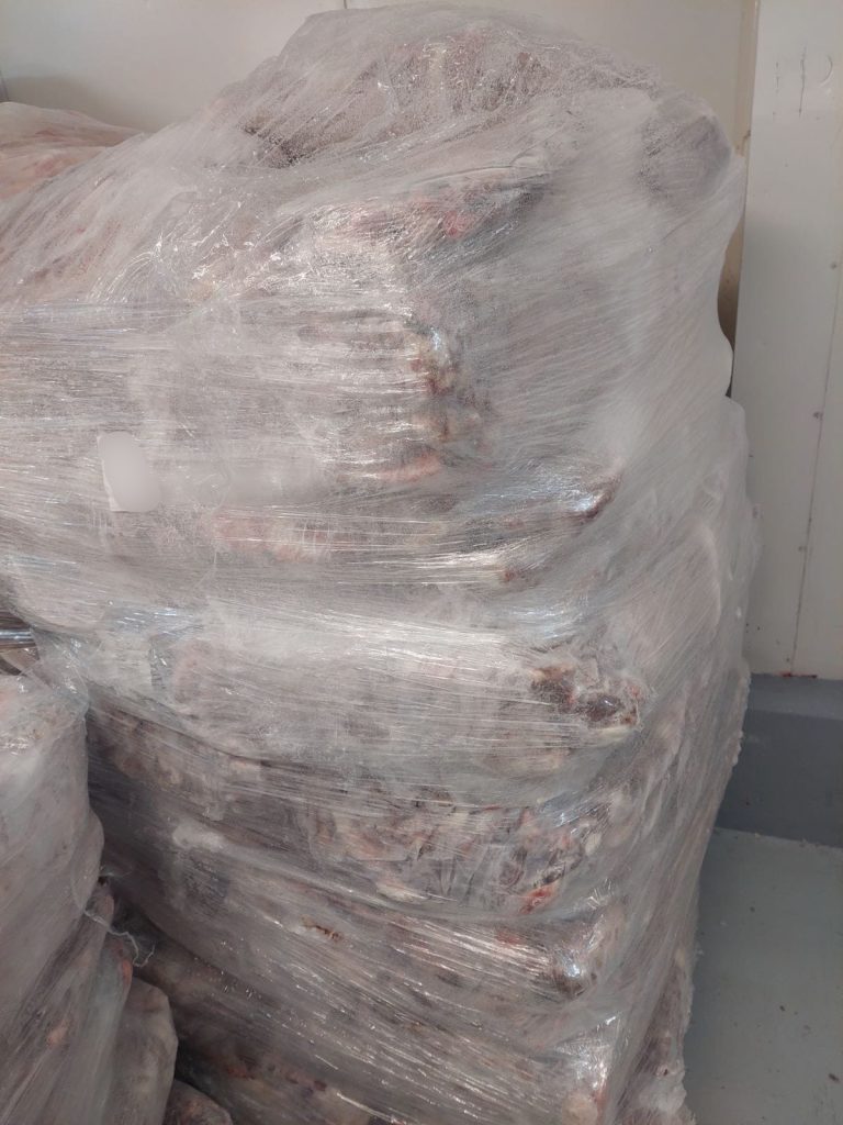 Τσικνοπέμπτη με κατάσχεση «μαμούθ» στο Καπανδρίτι: Στα δίχτυα της Περιφέρειας Αττικής 4,8 τόνοι ληγμένου κρέατος