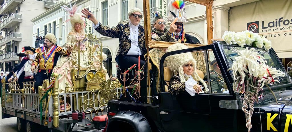 Ξέφρενοι ρυθμοί στις καρναβαλικές εκδηλώσεις σε όλη την χώρα – Oι ποδαράτοι της Πάτρας, οι Τζαμάλες των Ιωαννίνων και άλλα έθιμα