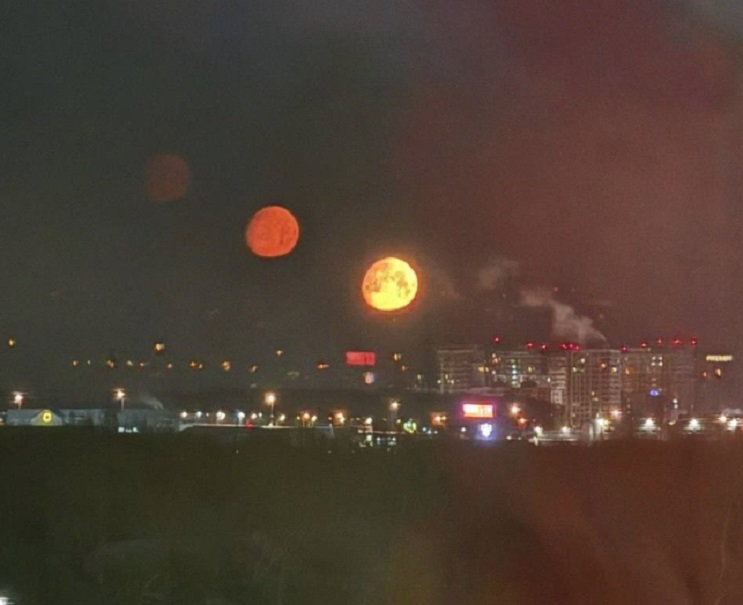 «Τριπλό» φεγγάρι πάνω από τη Μόσχα – Πού οφείλεται