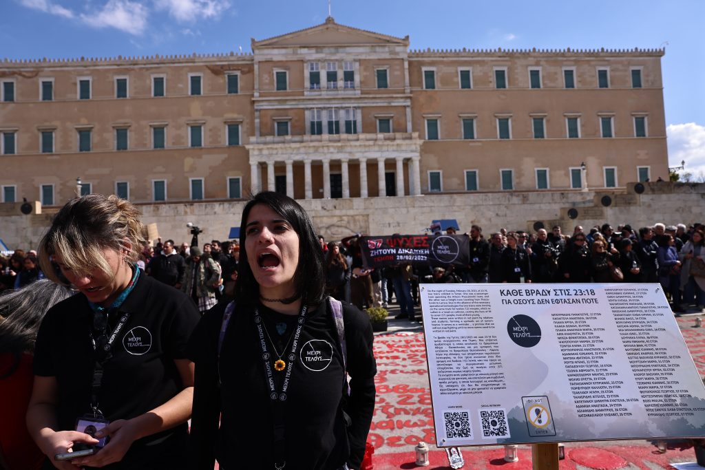 Tραγωδία στα Τέμπη: Tρία χρόνια μετά η μνήμη δεν σβήνει – Οι συγκεντρώσεις μέσα από φωτογραφικά καρέ
