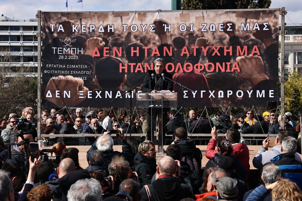 Tραγωδία στα Τέμπη: Tρία χρόνια μετά η μνήμη δεν σβήνει – Οι συγκεντρώσεις μέσα από φωτογραφικά καρέ