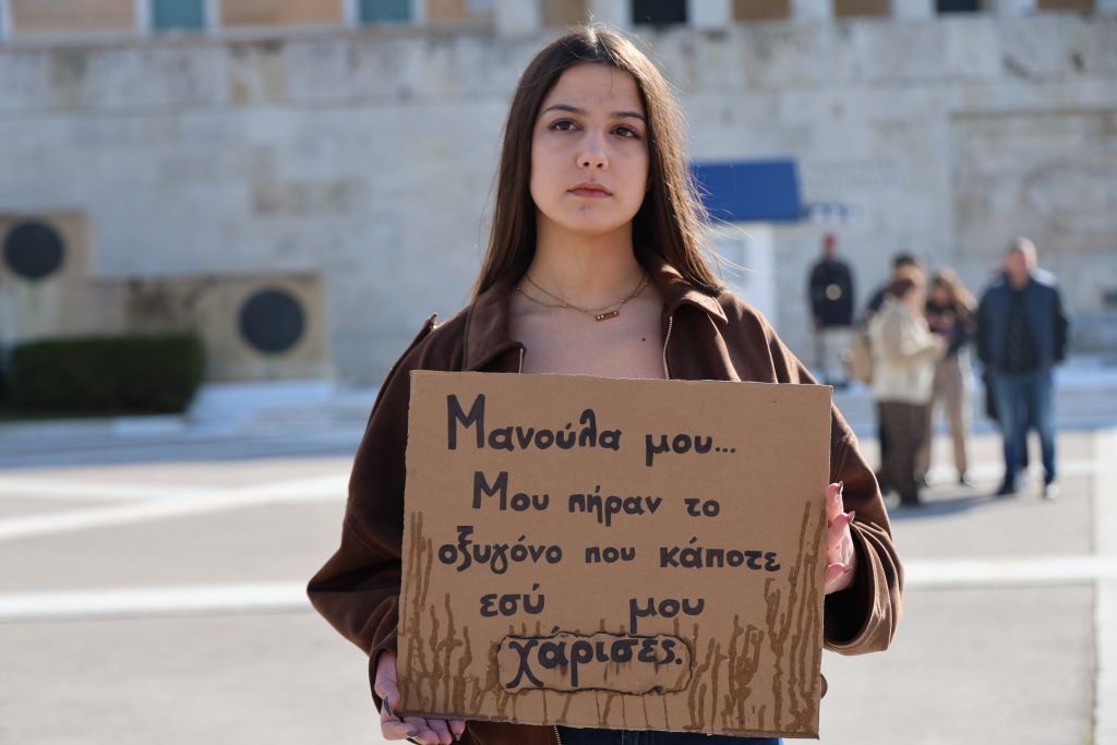 Tραγωδία στα Τέμπη: Tρία χρόνια μετά η μνήμη δεν σβήνει – Οι συγκεντρώσεις μέσα από φωτογραφικά καρέ