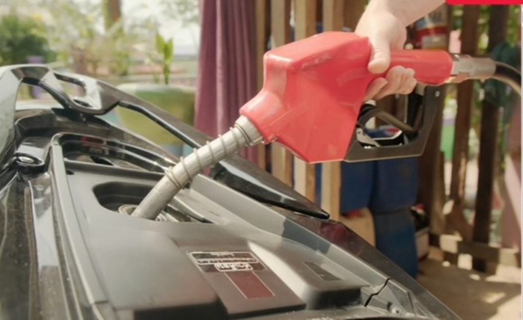 Δελτία καυσίμων και δωρεάν μέσα μεταφοράς: Τι αντανακλαστικά επέδειξαν οι χώρες ανά τον κόσμο στην «έκρηξη» τιμών του πετρελαίου