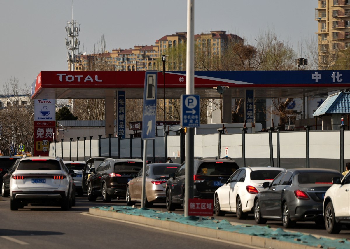 Ουρές στα πρατήρια καυσίμων της Κίνας καθώς οι τιμές όλο και ανεβαίνουν (Reuters)