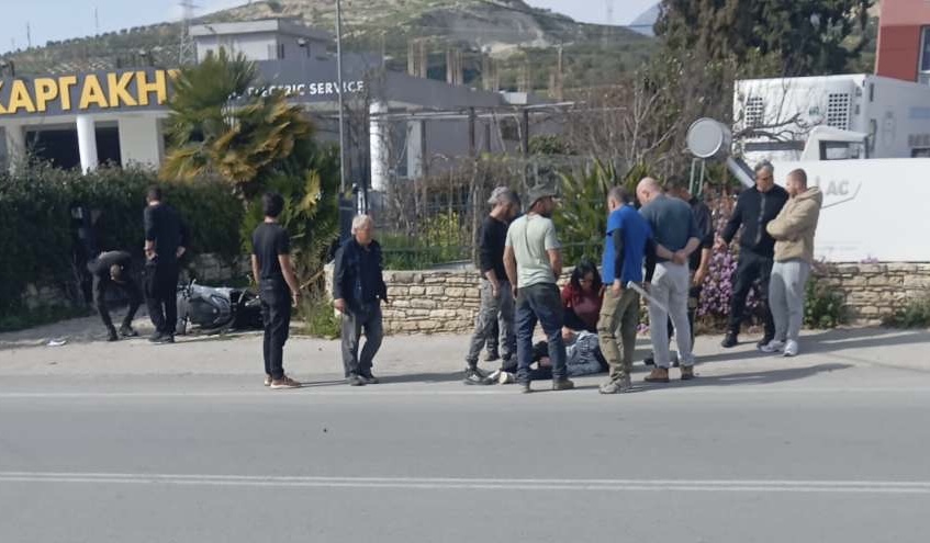 Σοβαρό τροχαίο στα Καπαριανά με τραυματία οδηγό μηχανής