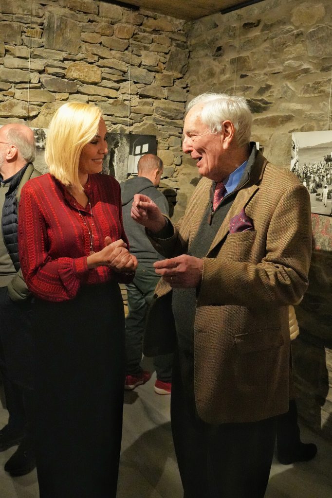 Με εξαιρετική επιτυχία τα εγκαίνια της έκθεσης «Αναμνήσεις από το Αιγαίο» του Robert McCabe στην Πάρο, παρουσία του ίδιου του φωτογράφο