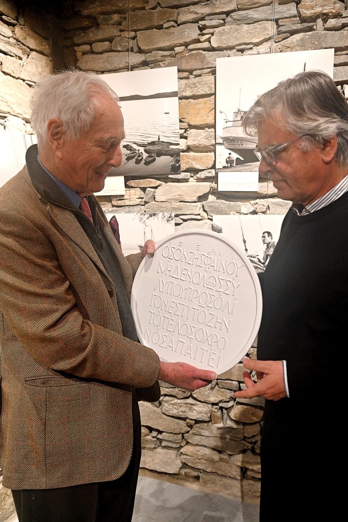 Με εξαιρετική επιτυχία τα εγκαίνια της έκθεσης «Αναμνήσεις από το Αιγαίο» του Robert McCabe στην Πάρο, παρουσία του ίδιου του φωτογράφο