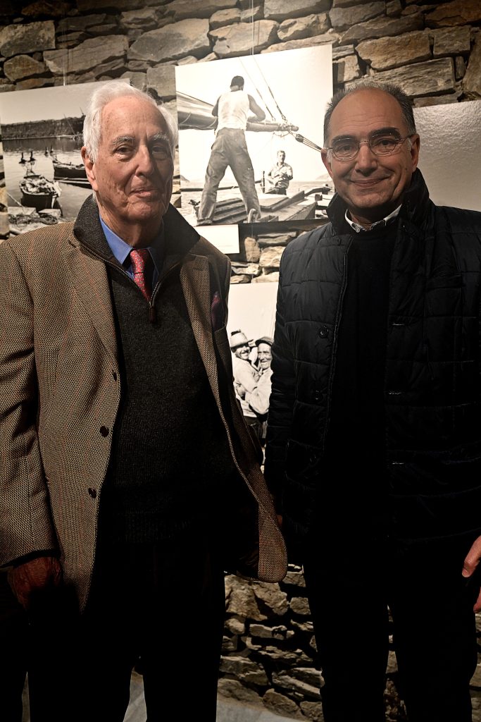 Με εξαιρετική επιτυχία τα εγκαίνια της έκθεσης «Αναμνήσεις από το Αιγαίο» του Robert McCabe στην Πάρο, παρουσία του ίδιου του φωτογράφο