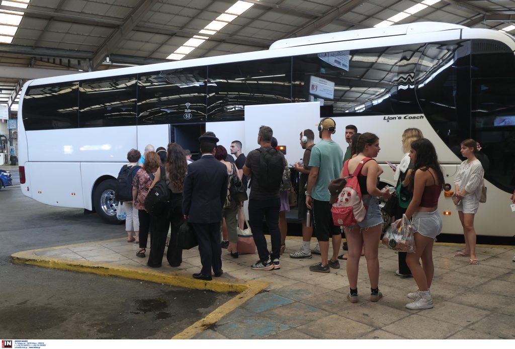 Μεγάλη έξοδος του Πάσχα: Ατελείωτες ουρές στα διόδια – Πληρότητες 100% σε πλοία και ΚΤΕΛ