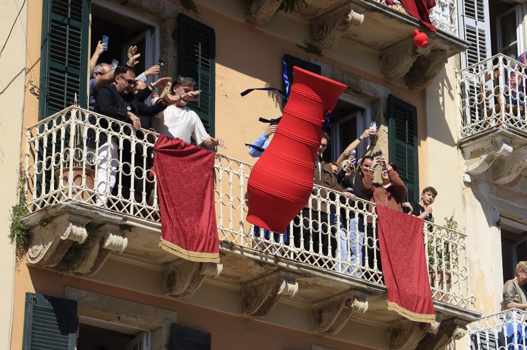 Προορισμοί κατάνυξης για Πάσχα στην Ελλάδα: Από την Πάτμο και τα Μετέωρα έως τα ζωντανά έθιμα της Κέρκυρας