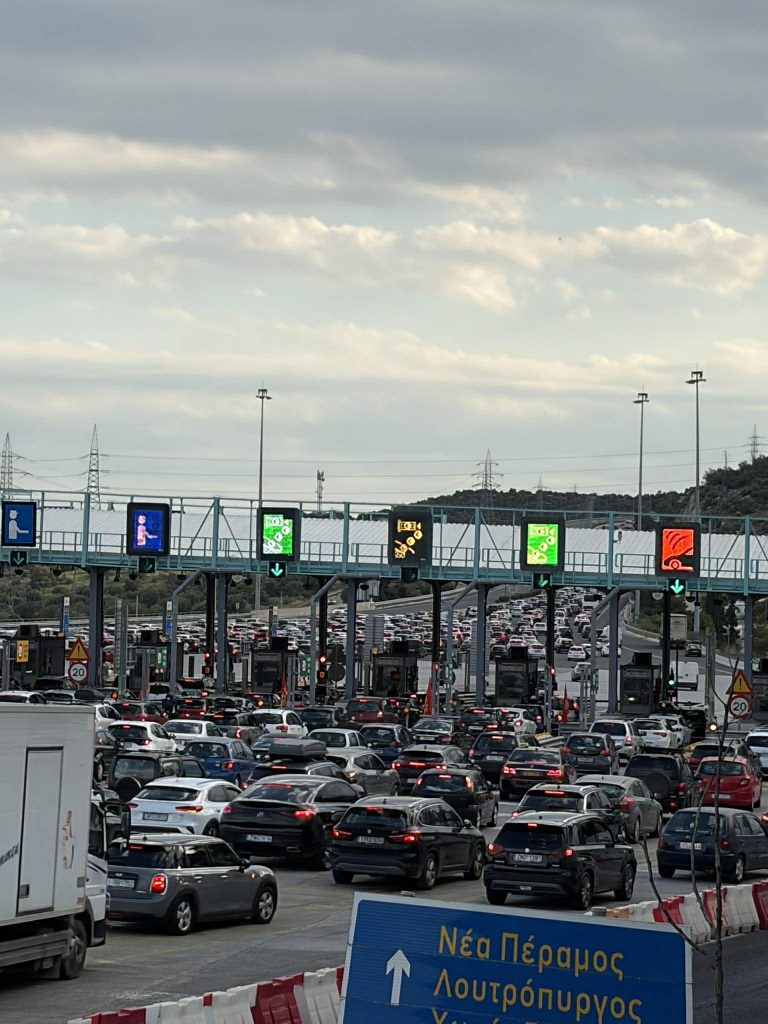 Μεγάλη έξοδος του Πάσχα: Ατελείωτες ουρές στα διόδια – Πληρότητες 100% σε πλοία και ΚΤΕΛ