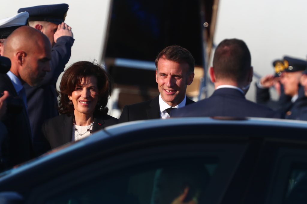 Στην Αθήνα ο Μακρόν: «Τα επόμενα χρόνια θα είναι υπαρξιακής σημασίας για την ΕΕ», δήλωσε από τη Ρωμαϊκή Αγορά ο Μητσοτάκης