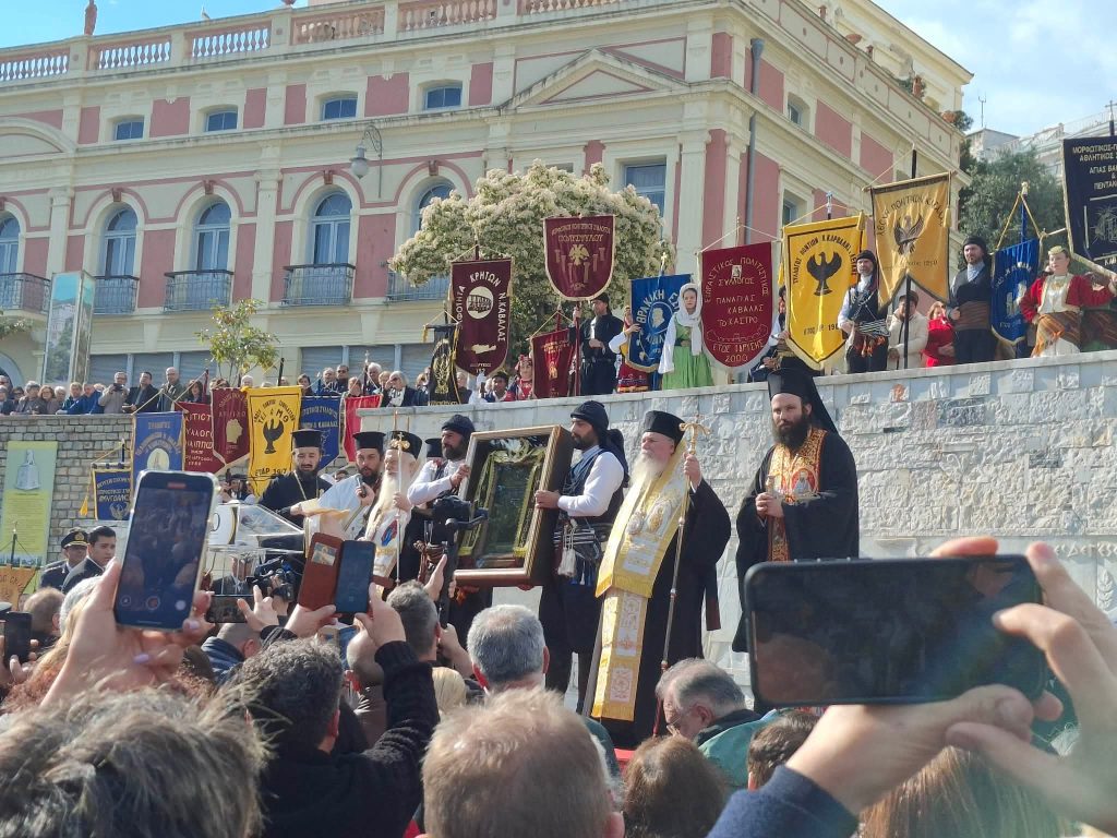 Πλήθος κόσμου υποδέχτηκε στην Καβάλα την εικόνα της Παναγίας Σουμελά