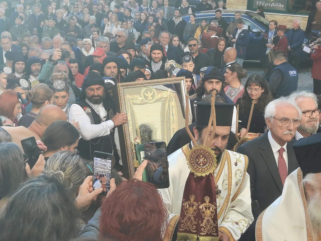 Πλήθος κόσμου υποδέχτηκε στην Καβάλα την εικόνα της Παναγίας Σουμελά