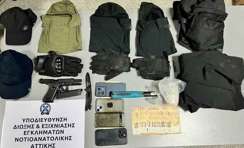 Γλυφάδα: Συνελήφθησαν τρεις άντρες που απείλησαν αστυνομικούς με αεροβόλο όπλο, μαχαίρι και σφυρί