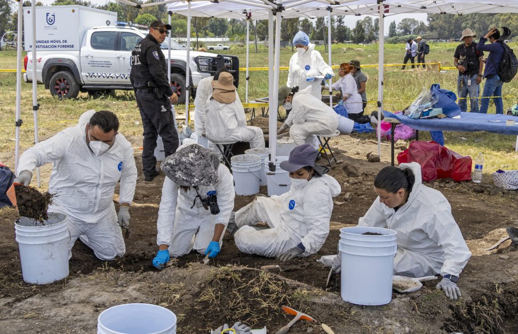 Ακτιβιστές που αναζητούν εξαφανισμένους ανθρώπους στο Μεξικό ανακάλυψαν περισσότερα από 1.000 θραύσματα οστών σε λίμνη