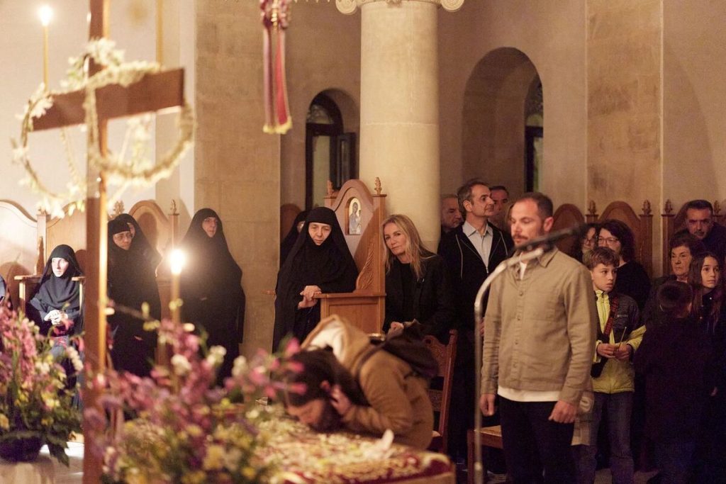 Σε κλίμα κατάνυξης η Ακολουθία και η Περιφορά του Επιταφίου σε όλη τη χώρα