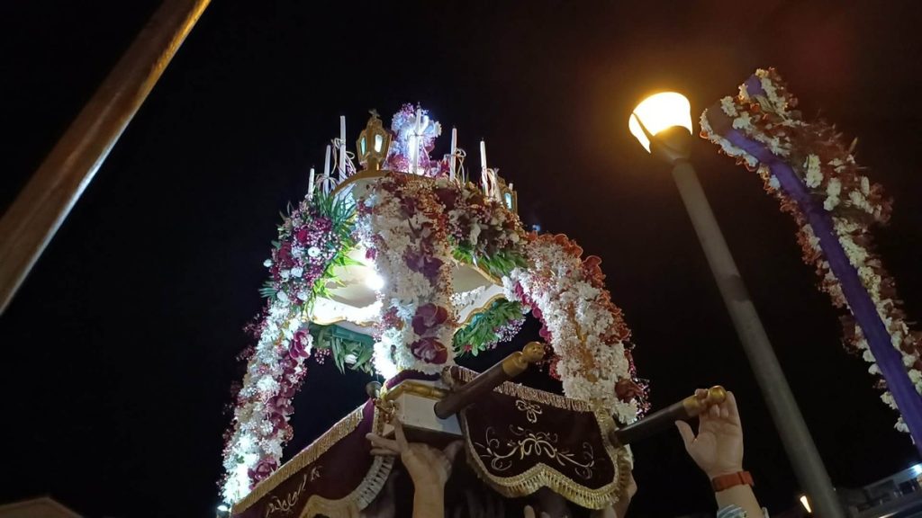 Σε κλίμα κατάνυξης η Ακολουθία και η Περιφορά του Επιταφίου σε όλη τη χώρα