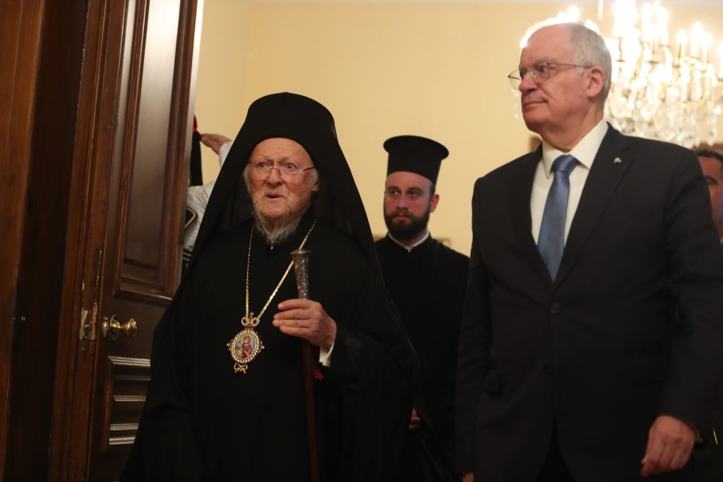 Ο Τασούλας υποδέχθηκε τον Οικουμενικό Πατριάρχη στο Προεδρικό Μέγαρο – Εξήρε την ανεκτίμητη προσφορά του