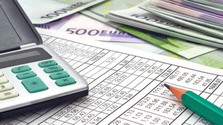 ΑΑΔΕ: Στο στόχαστρό της 3,2 δισ. ευρώ ληξιπρόθεσμες οφειλές – Τεχνητή νοημοσύνη και ηλεκτρονικά μέσα στην μάχη