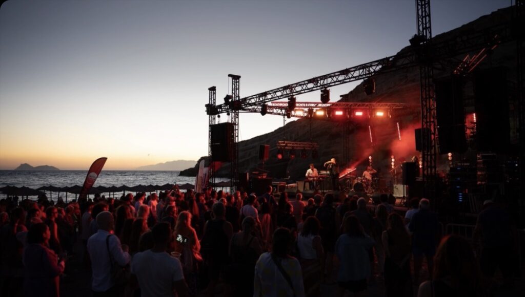 «Πλημμύρισε» με κόσμου το Matala Beach Festival 2026 – Τι θα δούμε τη 2η μέρα