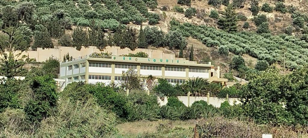 Για αυθαιρεσίες και ελλείψεις κάνει λόγο το πόρισμα της πολεοδομίας για το χώρο της δομής στους Αθανάτους