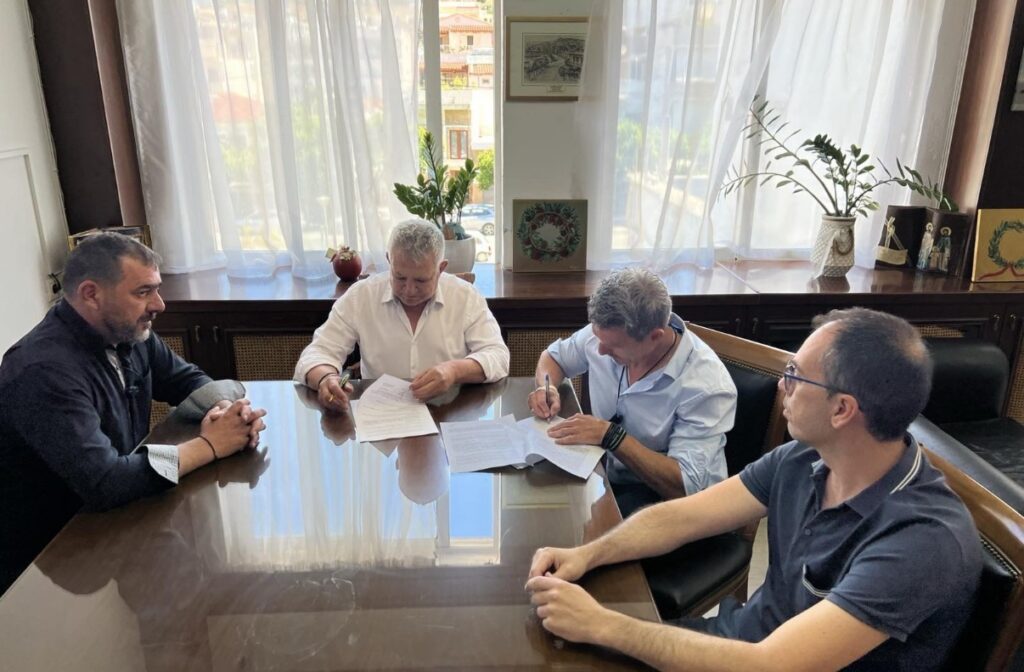 Υπογράφηκε η σύμβαση για την υπογειοποίηση των εναέριων δικτύων ηλεκτρικής ενέργειας στο κέντρο των Μοιρών