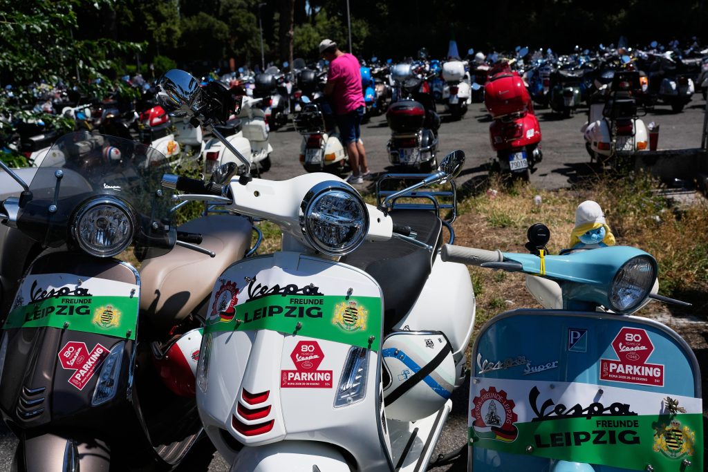 Η Vespa γίνεται 80 χρονών – Χιλιάδες σκούτερ πλημμύρισαν το ιστορικό κέντρο της Ρώμης