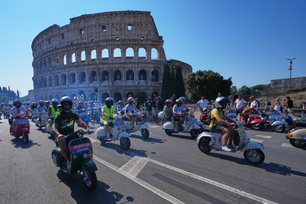 Η Vespa γίνεται 80 χρονών – Χιλιάδες σκούτερ πλημμύρισαν το ιστορικό κέντρο της Ρώμης