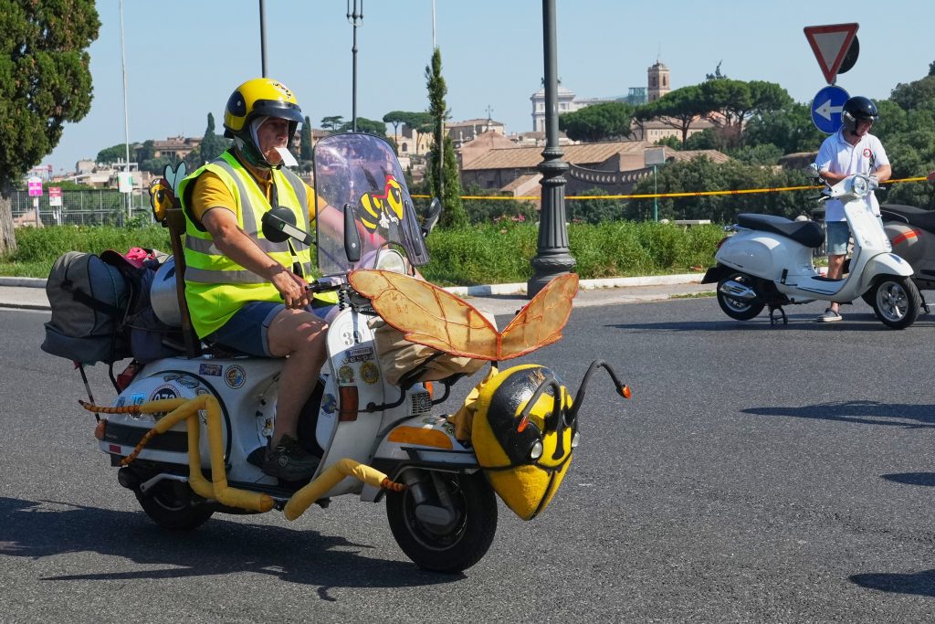Η Vespa γίνεται 80 χρονών – Χιλιάδες σκούτερ πλημμύρισαν το ιστορικό κέντρο της Ρώμης