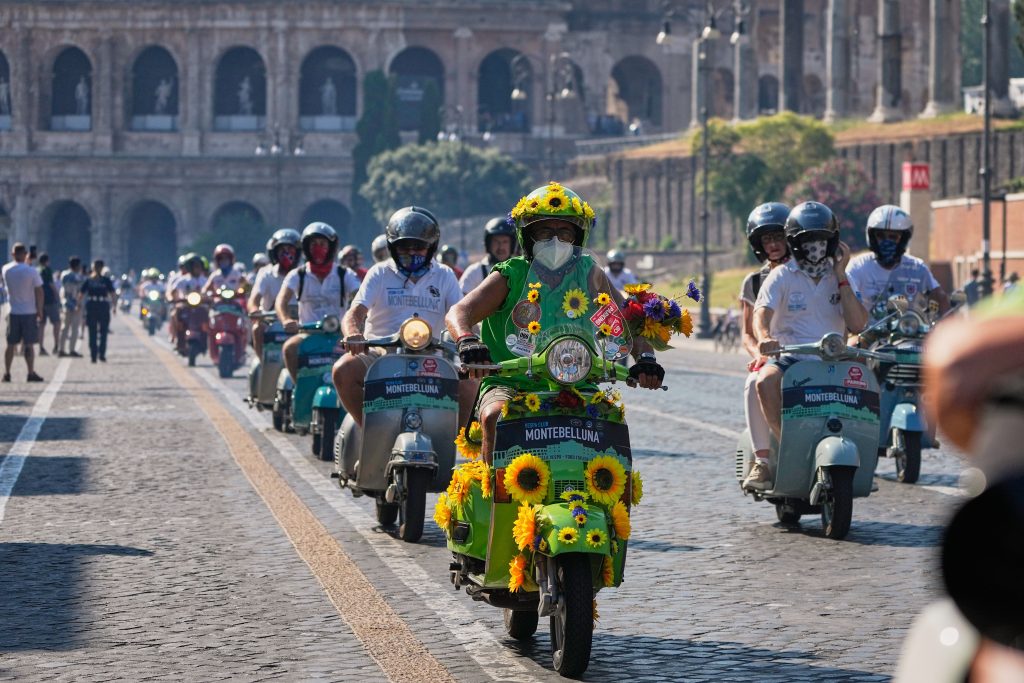 Η Vespa γίνεται 80 χρονών – Χιλιάδες σκούτερ πλημμύρισαν το ιστορικό κέντρο της Ρώμης