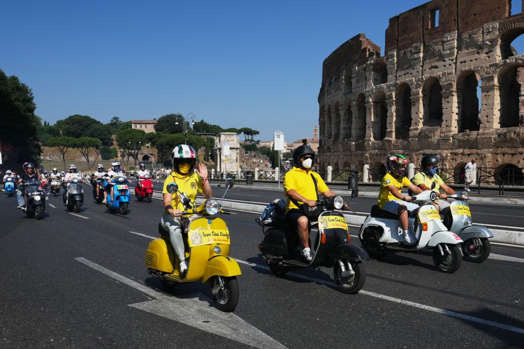 Η Vespa γίνεται 80 χρονών – Χιλιάδες σκούτερ πλημμύρισαν το ιστορικό κέντρο της Ρώμης