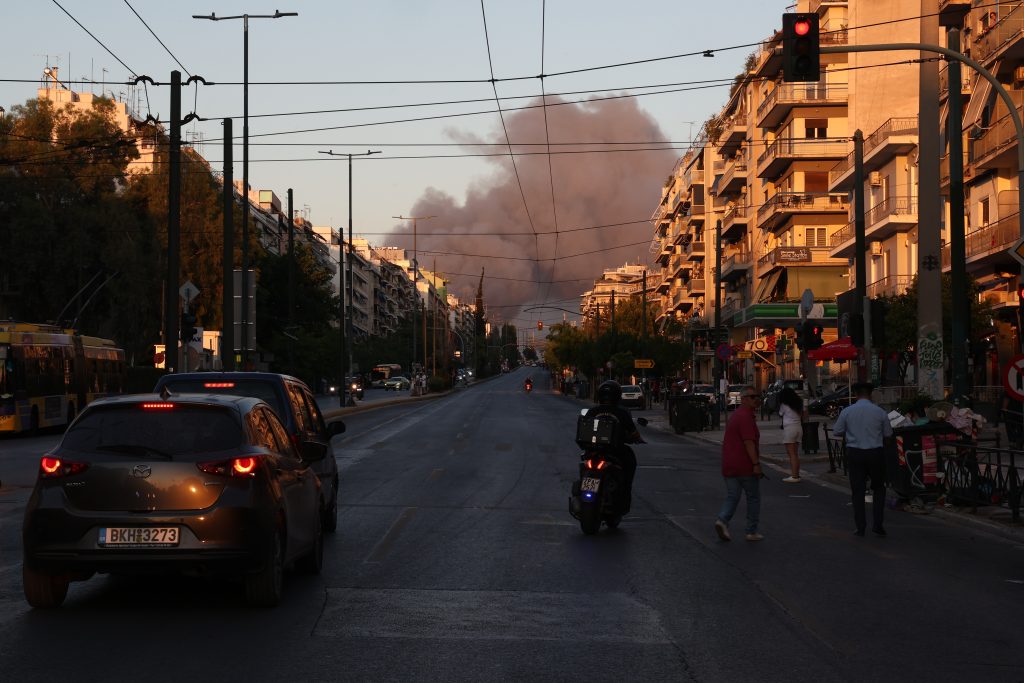 Περιορίστηκε η φωτιά εντός του κτηρίου του θεάτρου Μπάντμιντον – Μήνυμα 112 για καπνούς, ενισχύθηκαν οι δυνάμεις
