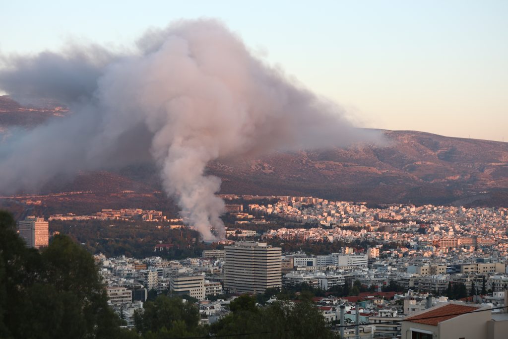 Περιορίστηκε η φωτιά εντός του κτηρίου του θεάτρου Μπάντμιντον – Μήνυμα 112 για καπνούς, ενισχύθηκαν οι δυνάμεις