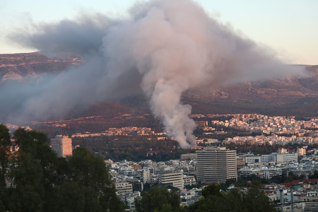 Περιορίστηκε η φωτιά εντός του κτηρίου του θεάτρου Μπάντμιντον – Μήνυμα 112 για καπνούς, ενισχύθηκαν οι δυνάμεις