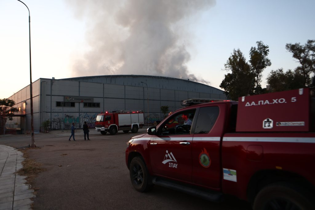 Περιορίστηκε η φωτιά εντός του κτηρίου του θεάτρου Μπάντμιντον – Μήνυμα 112 για καπνούς, ενισχύθηκαν οι δυνάμεις
