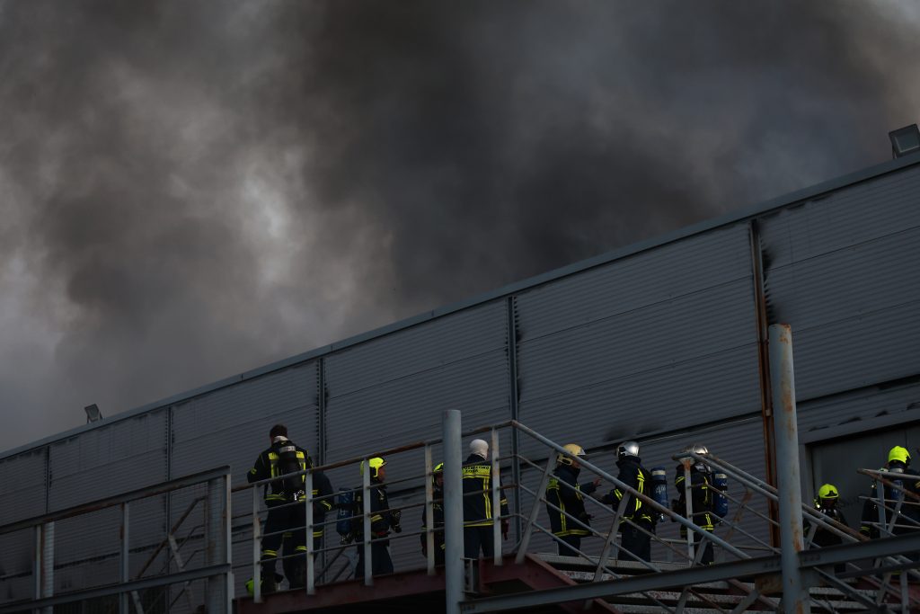 Περιορίστηκε η φωτιά εντός του κτηρίου του θεάτρου Μπάντμιντον – Μήνυμα 112 για καπνούς, ενισχύθηκαν οι δυνάμεις