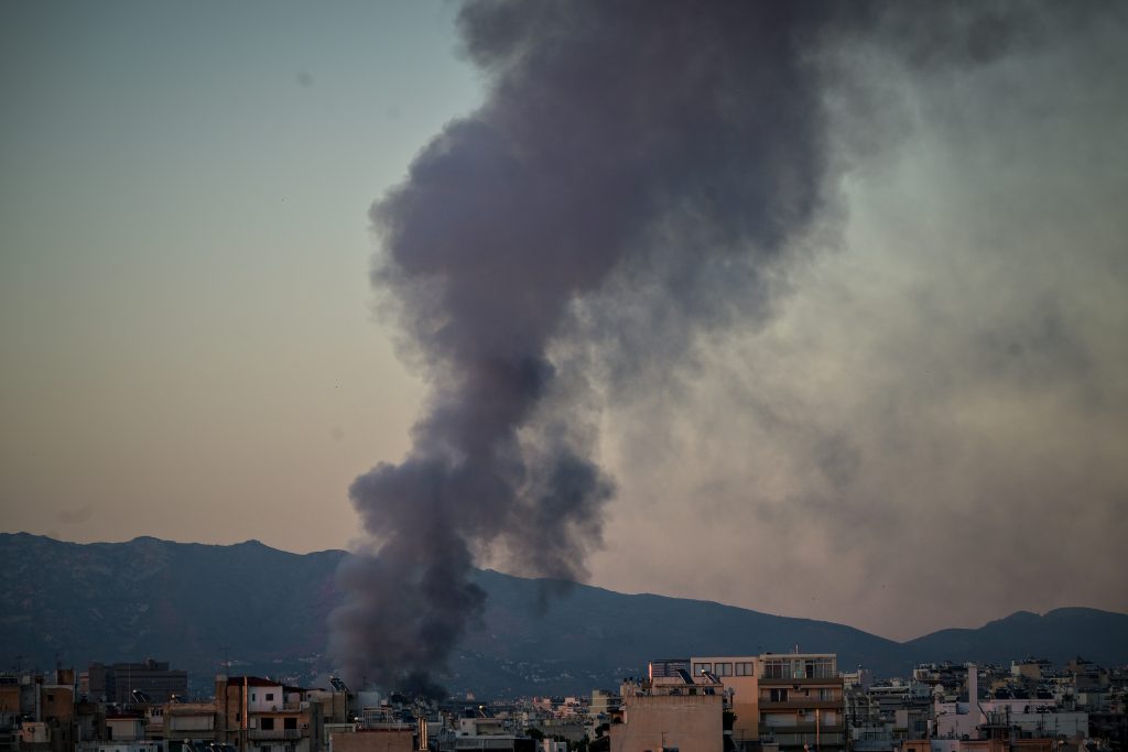Περιορίστηκε η φωτιά εντός του κτηρίου του θεάτρου Μπάντμιντον – Μήνυμα 112 για καπνούς, ενισχύθηκαν οι δυνάμεις