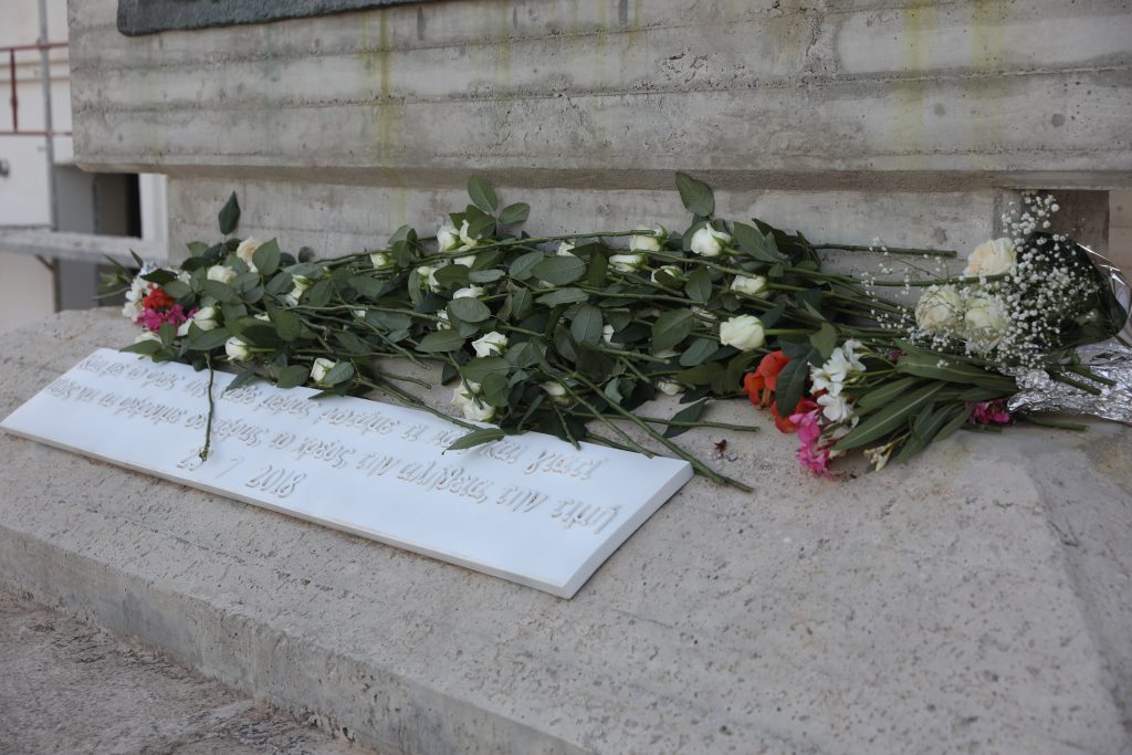 Σε κλίμα βαθιάς συγκίνησης οι εκδηλώσεις μνήμης για τα 104 θύματα στο Μάτι – Τρισάγιο, προσκλητήριο νεκρών και πορεία στο δρόμο της φωτιά
