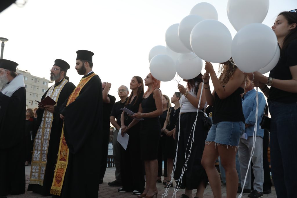 Σε κλίμα βαθιάς συγκίνησης οι εκδηλώσεις μνήμης για τα 104 θύματα στο Μάτι – Τρισάγιο, προσκλητήριο νεκρών και πορεία στο δρόμο της φωτιά
