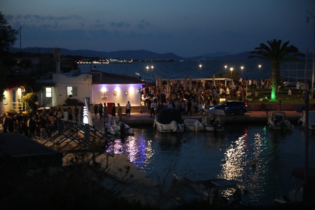 Σε κλίμα βαθιάς συγκίνησης οι εκδηλώσεις μνήμης για τα 104 θύματα στο Μάτι – Τρισάγιο, προσκλητήριο νεκρών και πορεία στο δρόμο της φωτιά