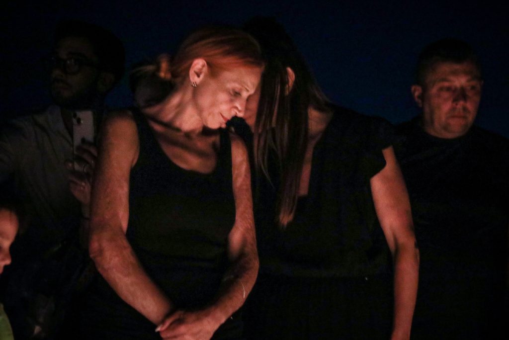 Σε κλίμα βαθιάς συγκίνησης οι εκδηλώσεις μνήμης για τα 104 θύματα στο Μάτι – Τρισάγιο, προσκλητήριο νεκρών και πορεία στο δρόμο της φωτιά